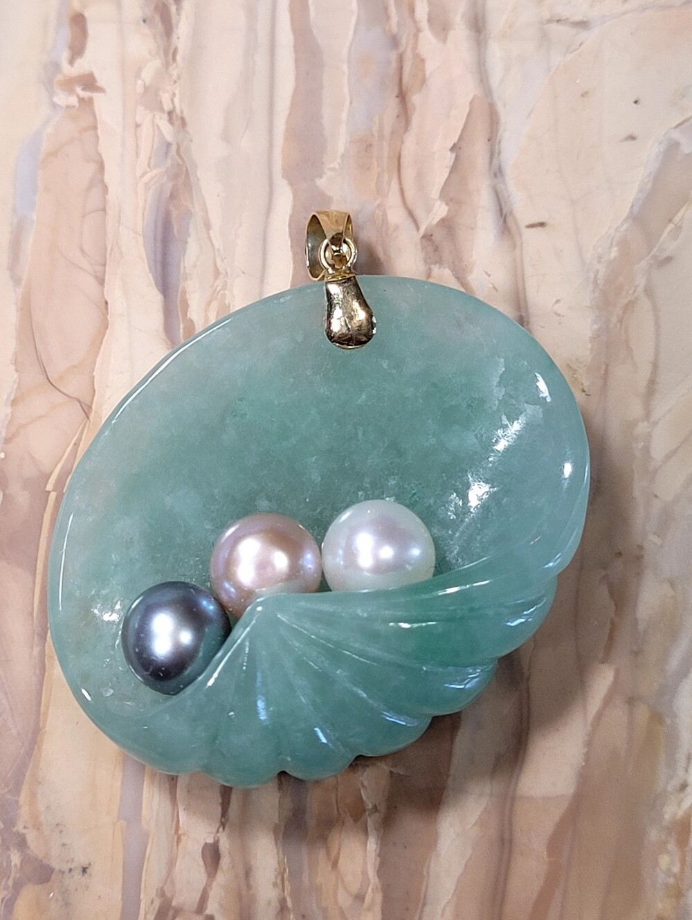 Green Jade Shell Pendant with Multi-Color Pearls - Elegant Women's Jewelry